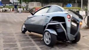 இந்திய சாலைகளில் சுற்றியது ஏலியன்களின் வாகனமா! நேரில் பார்த்தவர்கள் அதிர்ச்சி! பறக்கும் தட்டுகளை விட பயங்கரம்!