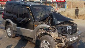 விபத்தில் சிக்கிய முன்னாள் முதலமைச்சரின் கார்... தெய்வமாக இருந்து காப்பாற்றிய கார்? அவங்களோட தயாரிப்பா இது?