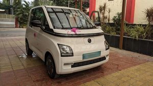 ஆக்டிவா ஸ்கூட்டரை விற்று இந்த எலெக்ட்ரிக் காரை வாங்கிய டாக்டர்! காரணம் தெரிஞ்சா ஷாக் ஆகிடுவீங்க!