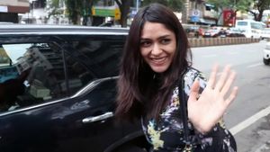 கருப்பு கலர் ஃபார்ச்சூனர் காரில் வலம் வரும் அழகு தேவதை! அவங்களா இது! உத்து பாத்ததும் மனசை பறிகொடுத்த இளசுகள்!