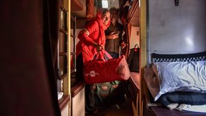 ரயிலில் டாய்லெட் போகும் போது லக்கேஜை இந்த இடத்துல வச்சிட்டு போனா யாராலயும் திருட முடியாது!