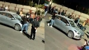 நடுரோட்டில் கார் கண்ணாடிகளை அடிச்சு நொறுக்கியது அவரா! சாமியாடிய வீடியோவ பாத்ததும் அதிர்ச்சியில் உறைந்த மக்கள்!