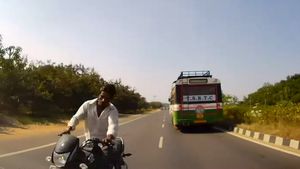 கார் டேஸ்போர்டு கேமராவை காட்டியும் பயன் இல்ல!! வழிப்பறி கொள்ளை மாதிரில்ல இருக்கு இது!