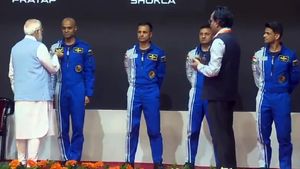 இவங்க யாருன்னு பார்க்க தான் இந்தியாவே காத்து கிடந்துச்சு! பிரதமர் மோடியே நேர்ல அறிமுகப்படுத்தி வச்சிட்டாரு!