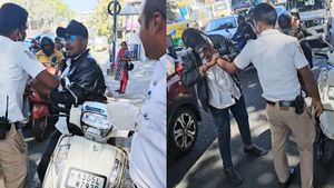 நடுரோட்டில் போலீஸ்காரரின் கையை பதம் பார்த்த இளைஞர்!! போலீஸுக்கே பாதுகாப்பு இல்லையா... வைரல் வீடியோ!