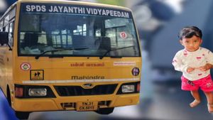 ஒரு சின்ன கண்ணாடி இருந்திருந்தா இந்த 3 வயசு குழந்தையை காப்பாத்தியிருக்கலாம்! பதற வைத்த விபத்திற்கு காரணம் இது