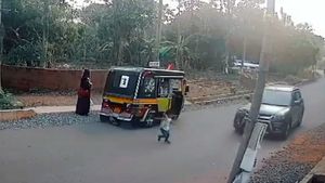 நாட்டையே அதிர்ச்சியில் உறைய வைத்த சாலை விபத்து... மனச இரும்பா மாத்திகிட்டு வீடியோவை பாருங்க...