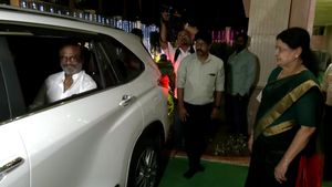 சூப்பர் ஸ்டார் வேற லெவலுங்க.. கோடி கோடியா சொத்திருந்தும் இவ்ளோ கம்மி ரூபா காரிலா சின்னம்மா வீட்டுக்கு வந்தாரு!