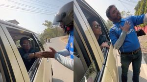 நடுரோட்டில் ரசிகருக்கு சர்பிரைஸ் கொடுத்தது அந்த பிரபலமா!! சாகும் வரையில் இதை மறக்க மாட்டாரு!