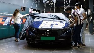 இவ்ளோ காசு குடுத்து எலெக்ட்ரிக் கார் வாங்கனது அவரா! விலை மட்டும் எவ்ளோனு தெரிஞ்சா அம்பானியே ஆடி போயிருவாரு!