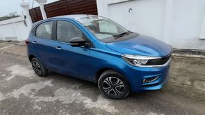 பார்க்கவே கண்ணை பறிக்கும் புது டாடா சிஎன்ஜி கார்!! ஷோரூம்களில் இனி பார்க்கலாம்... ஆட்டோமேட்டிக் ஆப்ஷனில்!