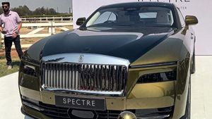 நிகழ்ச்சிக்கு வந்தவர்கள் வாய் பிளந்து பார்த்தாங்க!! இந்திய தொழிலதிபர் வாங்கியிருக்கும் புது ரோல்ஸ்-ராய்ஸ் கார்