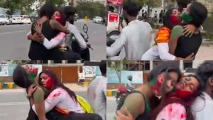 உச்சகட்டம்! பெட்ரூமில் பண்ண வேண்டியத நடுரோட்டில் செய்த இளம்பெண்கள்! 18 வயசு ஆனவங்க மட்டும் வீடியோவை பாருங்க!