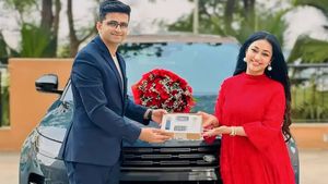 வீட்டிற்கே தேடிவந்த சொகுசு கார்... டெலிவிரி எடுத்தது அந்த பிரபல நடிகரின் மனைவியா!!