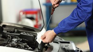 மெக்கானிக்கிட்ட போன தலையில் மிளகா அரைச்சிடுவாங்க! காரின் இன்ஜின் ஆயிலை எப்ப மாற்ற வேண்டும் தெரியுமா?