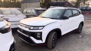 சும்மா நிக்கும்போதே கெத்தா இருக்கே! நேத்துதான் அறிமுகம் பண்ணி வச்சாங்க.. அதுக்குள்ள ஷோரூமுக்கு வந்திருச்சு!