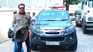 சொகுசு வாழ்க்கையில் மிதக்கும் விஜய் பட வில்லன்!! கார்களை விற்றாலே பல தலைமுறைக்கு உட்கார்ந்து சாப்பிடலாம்!