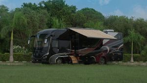 வாழ்க்கையில ஒரு முறையாச்சும் இந்த பஸ்ல டிராவல் பண்ணிடனும்.. ஸ்டார் ஹோட்டல்களையே இது தூக்கி சாப்பிட்ருச்சு!