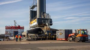 உலகின் பவர்ஃபுல் ஹார்பர் கிரேன் இதுதான்.. எங்கே வேணும்னாலும் நகர்ந்து போகும்.. 300டன்னைகூட அசால்டா தூக்கிரும்!