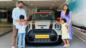 நடிகர் தனுஷை வைத்து படம் எடுத்தவர் இன்று விலையுயர்ந்த காரில்!! ஷோரூமுக்கு குடும்பத்துடன் போய்ட்டாரு!