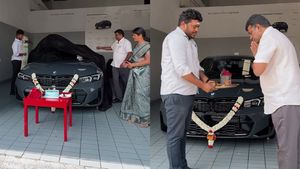 இப்படி ஒரு அப்பா கிடைப்பது வரம்! மகன் ஆசையை நிறைவேற்ற ரூ92 லட்சம் மதிப்பிலான பிஎம்டபிள்யூ காரை பரிசளித்த தந்தை