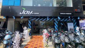 எல்லா ஊரிலும் ஷோரூம் இருக்கு!! இந்த பிராண்ட் எலக்ட்ரிக் ஸ்கூட்டரை நம்பி வாங்கலாம்... 