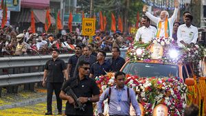 கோவையில் பிரதமர் மோடி ரோடு ஷோவில் வந்தது இந்த காரில் தானா? இதன் விலை என்ன தெரியுமா? 