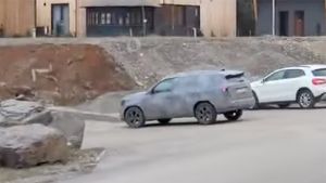 குடும்பம், குழந்தைகளோட போற டஸ்டர் 7 சீட்டர் கார் ரெடியாகிடுச்சு! இந்த கார் எப்ப இந்தியா வருது தெரியுமா? 