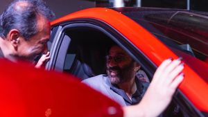 இந்த காரை வாங்கறதுக்கு முன்னாடி அம்பானியே 1,000 தடவை யோசிப்பாரு! அதான் அவ்ளோ பெரிய ஆட்களே வாயை பொளந்துட்டாங்க!