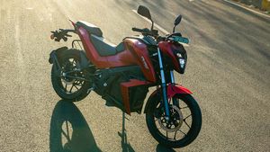 1நிமிஷம் சார்ஜ் பண்ணா 1.5கிமீ தூரம் பயணிக்கலாம்.. சூப்பரான இ-பைக்கின் விலையை அதிரடியாக குறைத்த டார்க்!