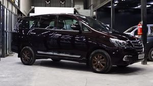 வாங்கி 15 வருஷம் ஆன டொயோட்டா இன்னோவா காரா இது! இப்பதான் ஷோரூம்ல இருந்து எடுத்துட்டு வந்த மாதிரி மின்னுது!