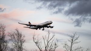 விமானம் தரையிறங்கும் முன் எரிபொருளை விமானிகள் வேண்டுமென்றே திறந்துவிடுவார்கள்.. நாடுவானில் ஏன் இத செய்யுறாங்க?