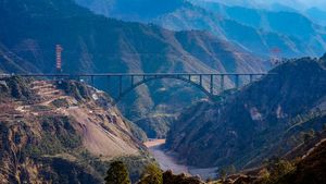 வாழ்க்கையில ஒரு தடவையாச்சும் இந்த பாலத்துல போற ரயில்ல போயிடனும்! அப்படி என்ன ஸ்பெஷல் தெரியுமா? 