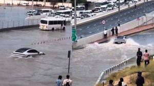 படகு மாதிரி  மிதந்து சென்ற ரூ2.44 கோடி கார்! இவ்வளவு வெள்ளத்துலயும் சின்ன டேமேஜ் கூட ஆகலயே!