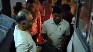 அவரு யார்னு தெரியுமா மொதல்ல! அரசு பஸ்ல ஊருக்கு போனது இவ்ளோ பெரிய ஆளா! வழியனுப்ப பாதுகாப்பு படையே வந்துருச்சு!