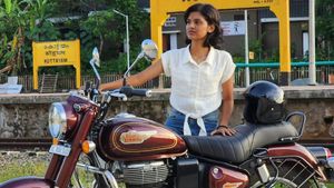 21 வயசு கூட இன்னும் முழுசா முடியல!! கை தொழிலில் பெரிய பைக் கம்பெனியில் வேலை... கேரள இளம்பெண் அசத்தல்!