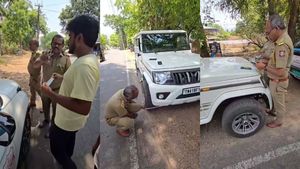 TN ரிஜிஸ்ட்ரேஸனை பார்த்தாலே ஃபைன் போடுவாங்க போல! கேரள அதிகாரிகளின் லட்சணத்தை வீடியோவாக வெளியிட்ட தமிழன்!