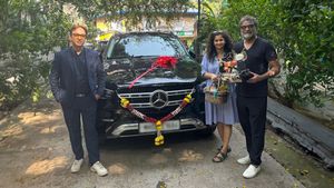 தஞ்சாவூரில் பிறந்து பாலிவுட்டை கலக்கி கொண்டிருக்கும் டைரக்டர்!! புதுசா வாங்கியிருக்கும் காஸ்ட்லீ கார்!