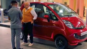 திடீர்னு வந்து நின்ன நானோ! உள்ளே இருந்து இறங்கியவரை பாத்ததும் உறைந்து போன மக்கள்! படங்களை விஞ்சும் மாஸ் சீன்!