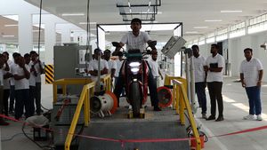 இ-பைக்கின் உற்பத்தி பணிகளை தொடங்கிய சென்னை நிறுவனம்! உலக நாடுகளே இத பாத்து மிரண்டு நிக்க போகுது!