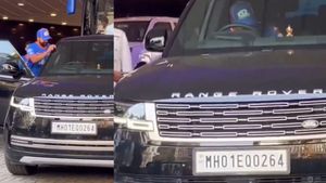 ரோஹித் ஓட்டி வந்த காரோட விலை 4 கோடியாம்.. ஆனா எல்லாரும் காரோட நம்பர் பிளேட்ட பத்திதான் பேசிட்டு இருக்காங்க!