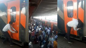 ரயில் நிலையத்தில் வந்து நின்ற வந்தே பாரத்! கதவு திறக்காததால் பயணிகள் பீதி!