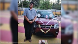 சாம்பார், ரசம்னு வித விதமா சமைச்சே தம்பி சூப்பரான காரை வாங்கிட்டாரு! 