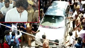 போன தடவ சிவப்பு நிற சைக்கிள்.. இந்த முறை இன்னோவா கார்.. இந்த கார் வாயிலாக அவர் என்ன சொல்லியிருக்கார்?