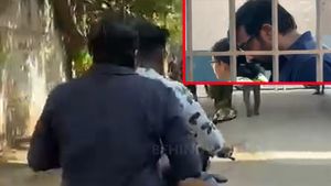 ஹெல்மெட் போடாமல் பைக்கில் போன விஜய் சேதுபதி! ஓட்டு போட வந்த இடத்தில் மானமே போச்சு!