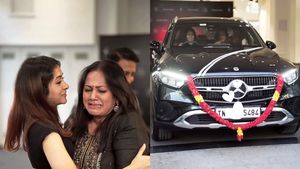 கனவு நிறைவேறிய சந்தோஷத்தில் கண்ணீர் வடித்த விஜே அர்ச்சனா! புதுசா வாங்குன காரோட விலைய கேட்டா ஆடி போயிருவீங்க!