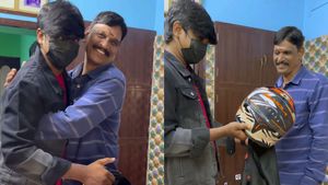 தோளுக்கு மேல வளர்ந்த பையன் பிறந்தநாளுக்கு இப்படி கிஃப்ட் வாங்கி குடுக்கனும்!  அப்பாகளுக்கு இது ஒரு பாடம்!