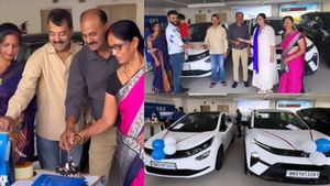 எந்த ஊரு தங்கமுங்க இவங்க.. அப்பா, மாமனார் 2பேருக்கும் காரை பரிசா தந்திருக்காங்க.. இந்த காரு பரிசா!!