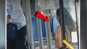 நீச்சல் உடையில் வந்து பஸ் பயணிகளை கிறங்கடித்த பெண்... ஓட்டு போட்ற வயசு வந்தவங்க மட்டும் வீடியோவை பாருங்க...