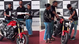 மனைவி உடன் ஜோடியாக புது பைக்கை டெலிவிரி எடுத்தது அந்த காமெடி நடிகரா? நிறைய பேர் வாங்காத ஹோண்டா பைக்!!